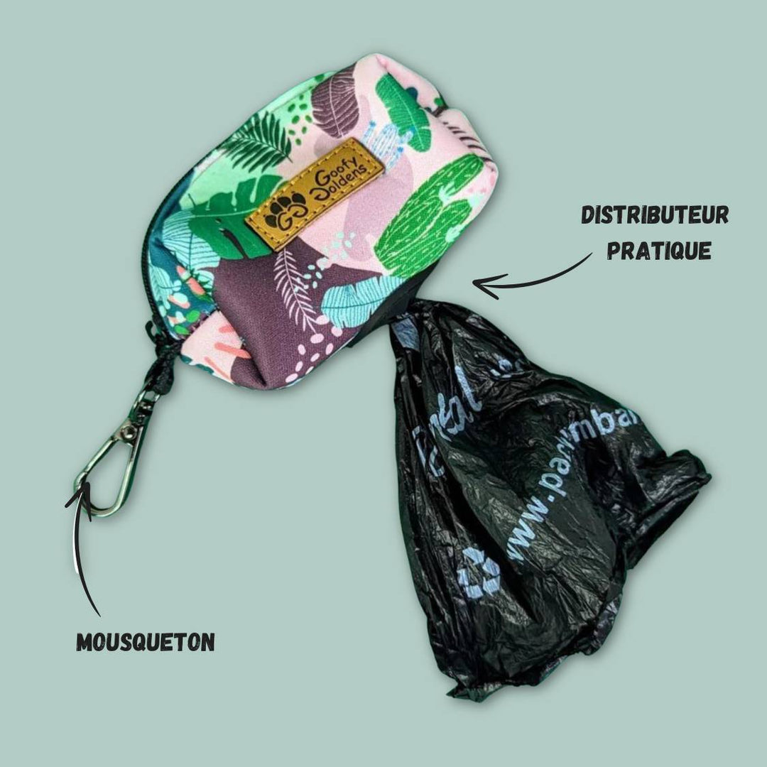 mise en situation de la pochette Cactus distributrice de sacs à crottes pour chien avec un sac en exemple