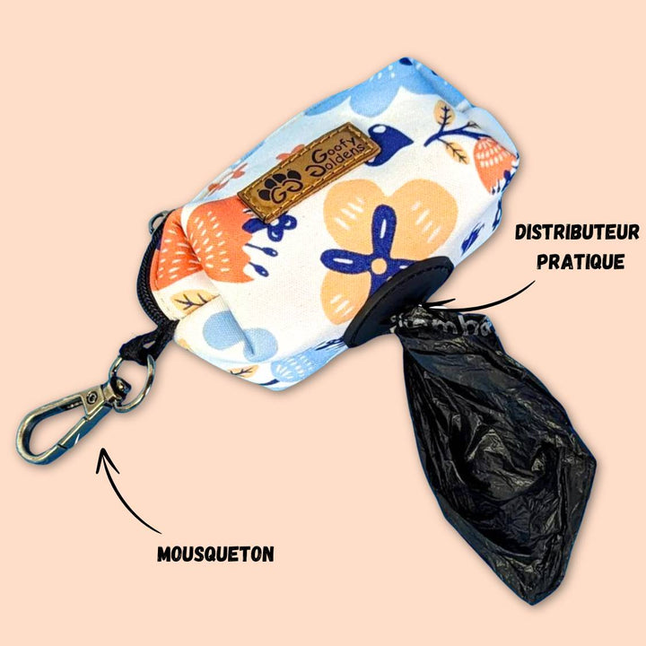Distributeur sacs à crottes ou friandises de la collection Printemps. Zoom sur le trou en caoutchouc où sort un petit sac noir.