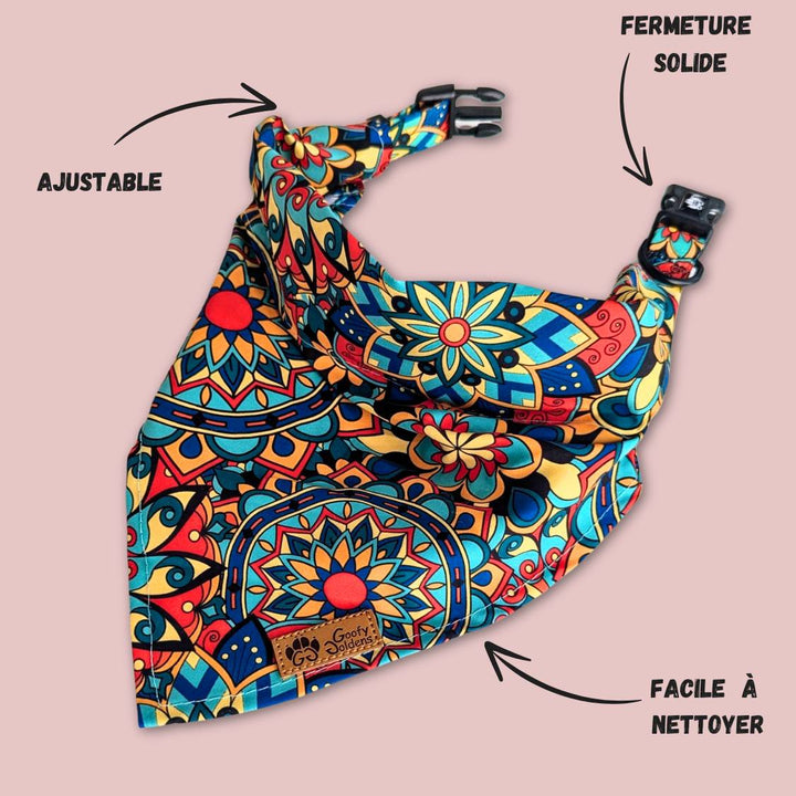 Caractéristiques du collier bandana pour chien de la collection Mandala. C'est un produit ajustable, avec fermeture solide et facile à nettoyer