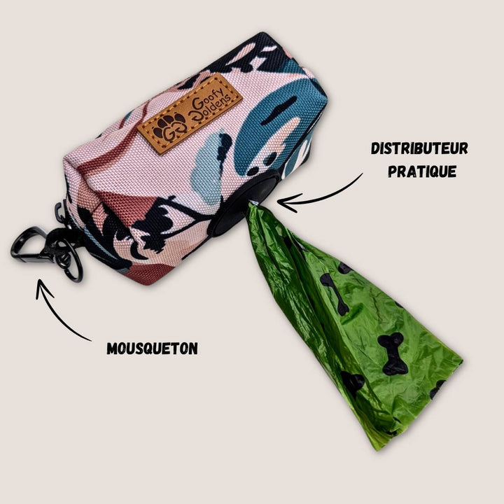 Mise en situation du sac sortant du distributeur de sacs à déjections et friandises pratique de la marque Goofy Goldens, équipé d'un mousqueton solide. 