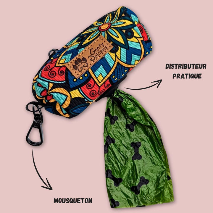 Mise en situation du distributeur de sacs à crottes Mandala avec un sac qui sort du trou en caoutchouc prévu à cet effet.