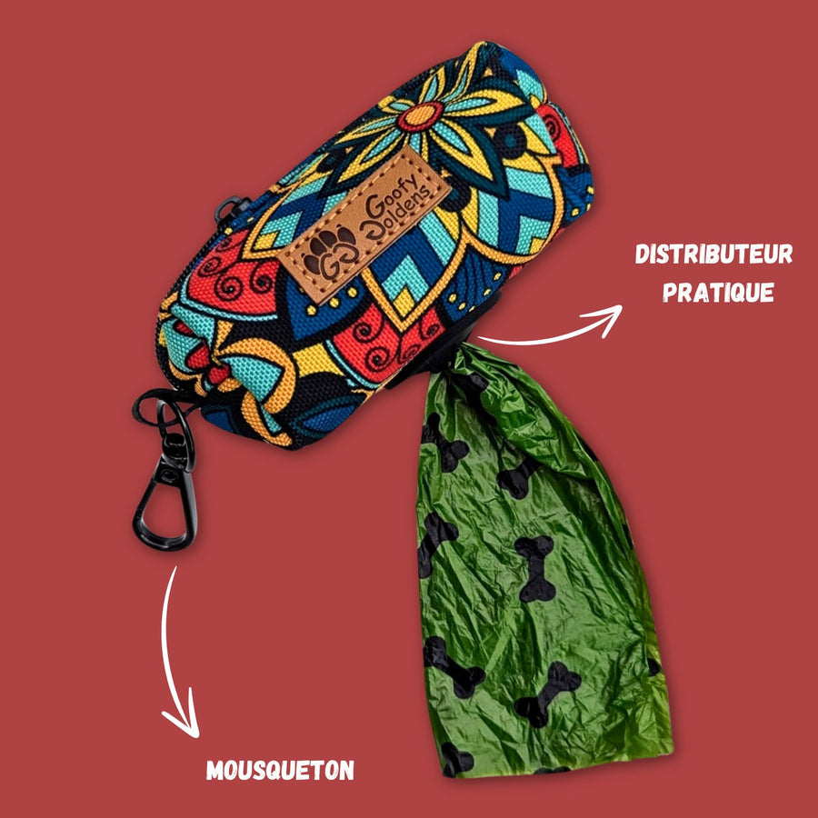 Mise en situation du distributeur de sacs à crottes Mandala avec un sac qui sort du trou en caoutchouc prévu à cet effet.