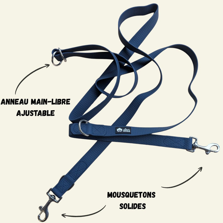 Laisse multipositions imperméable bleu nuit déroulée avec deux mousquetons et un anneau ajustable.