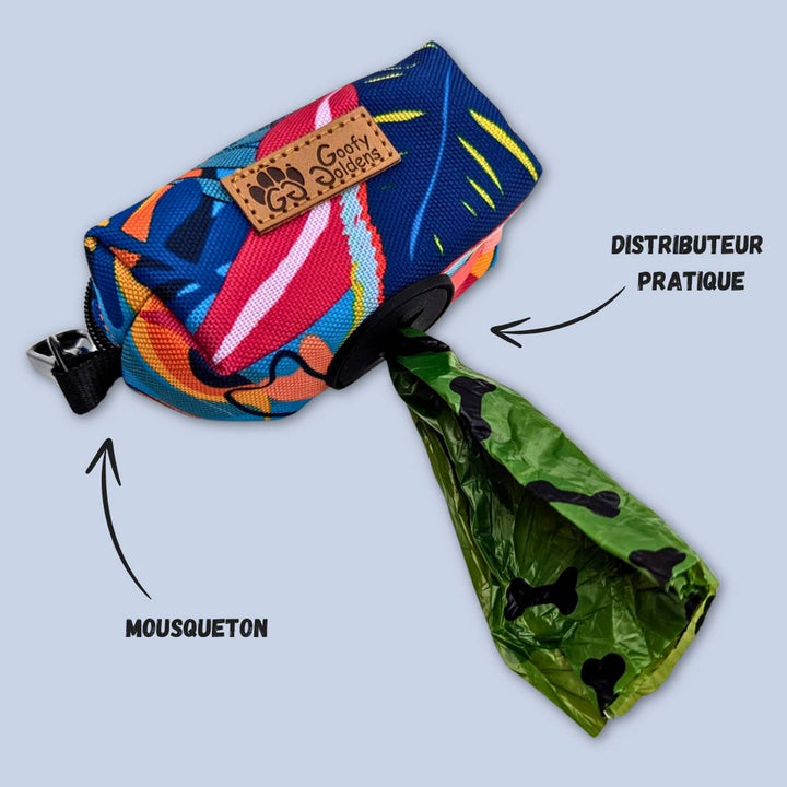 Mise en valeur de la sortie en caoutchouc des sacs sur le distributeur de sacs à déjections/friandises Lagon, ainsi que de l'anneau en alliage permettant de l'accrocher facilement à la laisse.