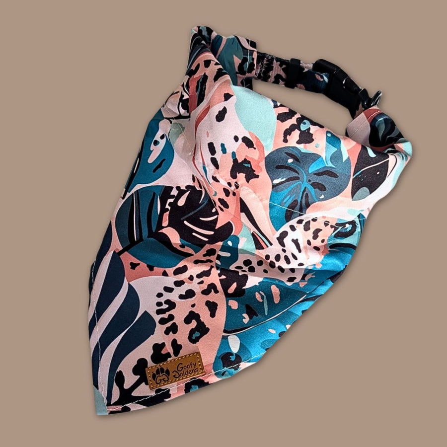 Collier bandana Savane présenté fermé , On distingue ici les superbes motifs et couleurs marron, beige et vert.