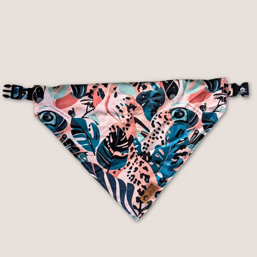 Collier bandana Savane posé et ouvert , nous montrant ses motifs feuillage et léopard aux mélanges de couelurs, marron, vert et beige.