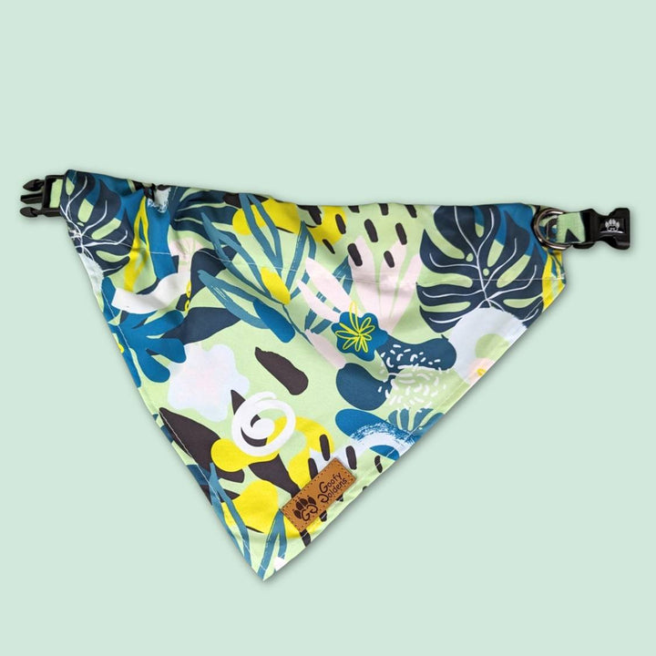 Collier et bandana Récif aux couleurs verts, bleus, jaunes et blancs. Fabriqué en polyester, il est parfait pour allier style et praticité.