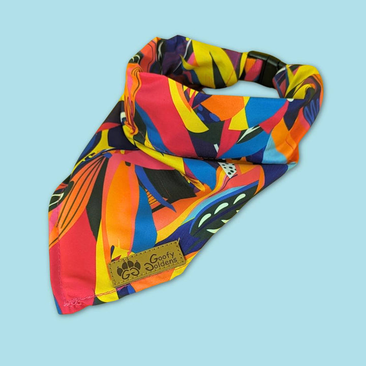 Très beau collier bandana panache pour chien aux belles couleurs bleu, fuschia, orange et jaune. Le collier est présenté posé et fermé. 