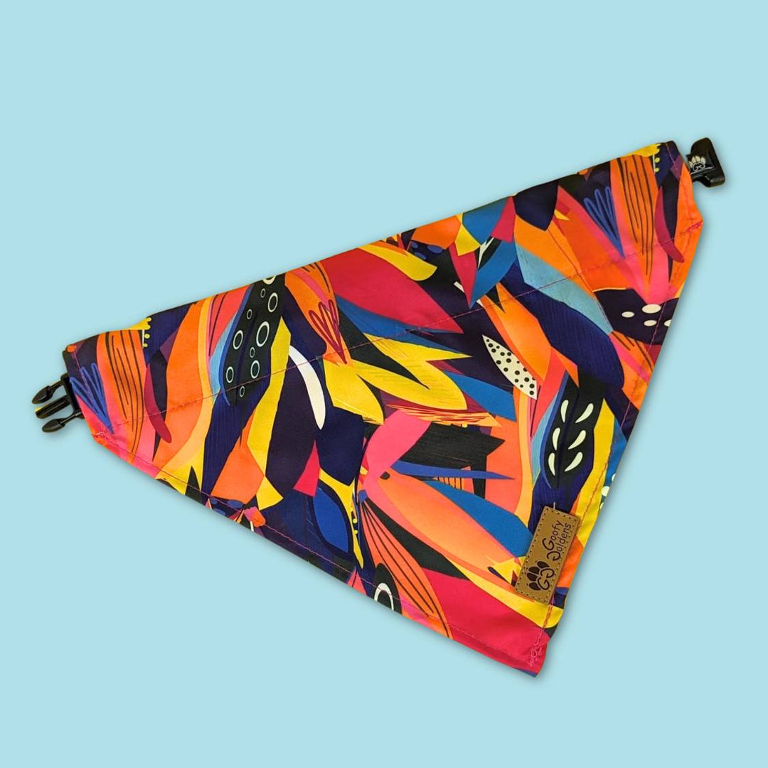 Collier et bandana de la collection Panache. Ce bandana/collier est rose, jaune, orange et bleu.