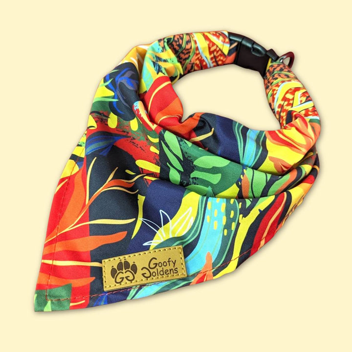 Collier bandana présenté posé et fermé. On voit ici les différents jolis motifs et couleurs de la collection Tropical 