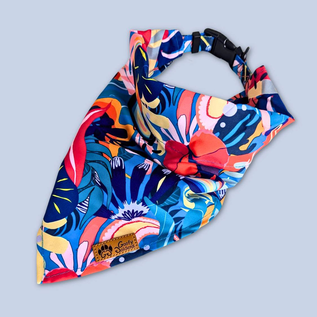 Collier bandana présenté posé et fermé. On voit ici les différents jolis motifs et couleurs de la collection Lagon
