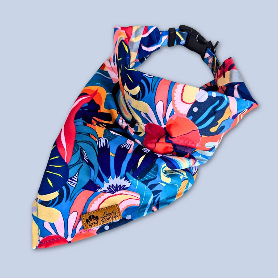 Collier bandana présenté posé et fermé. On voit ici les différents jolis motifs et couleurs de la collection Lagon