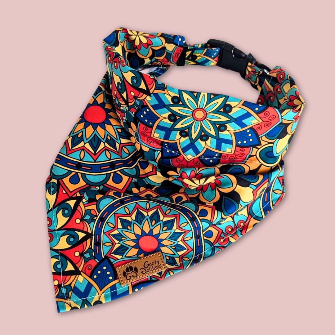 Coller bandana Mandala présenté fermé . On distingue ici les superbes motifs et couleurs bleu, jaune, vert et rouge.