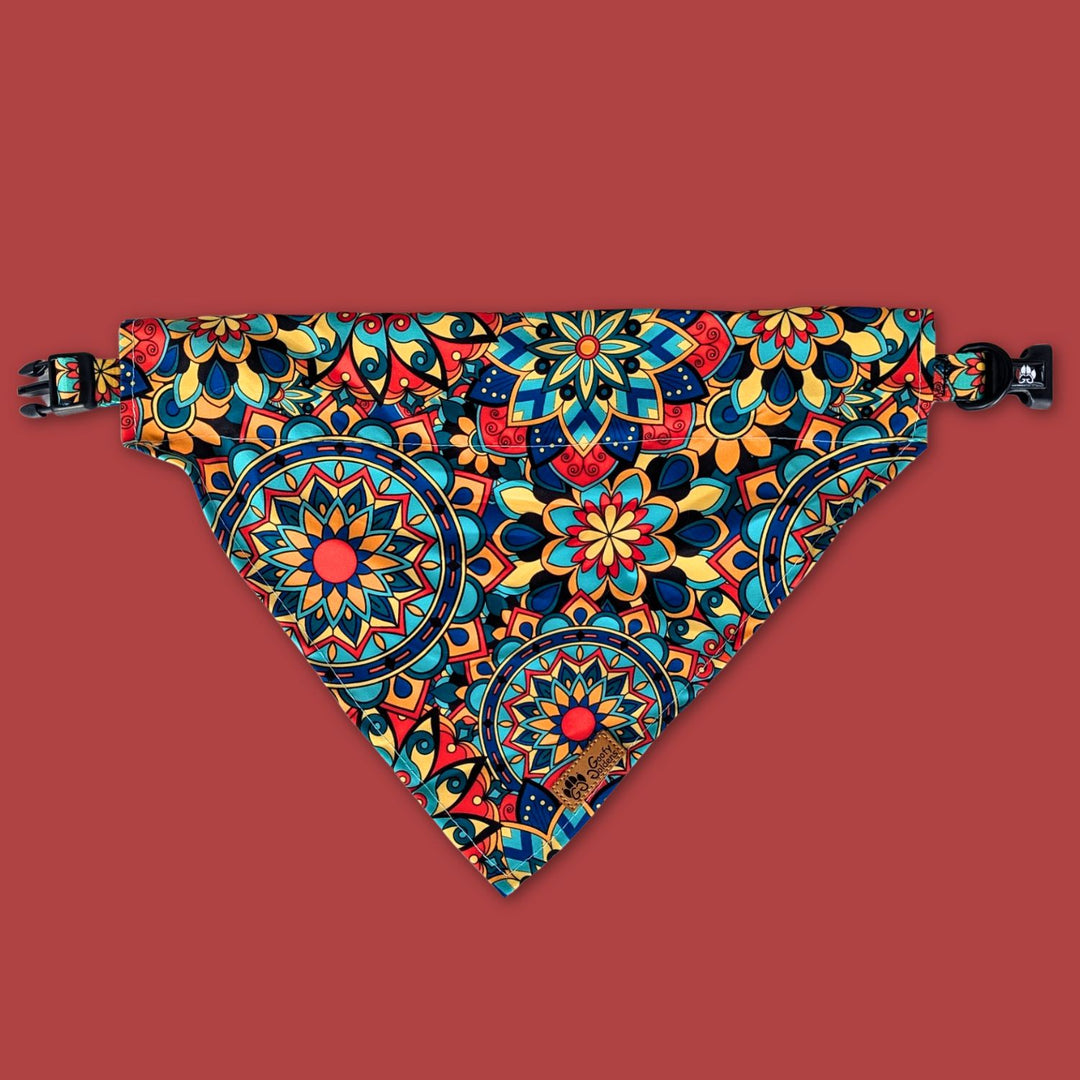 Collier bandana de la gamme Mandala présenté ouvert et posé. On voit ici les magnifiques motifs mandala aux mélanges de couleurs vert, bleu, rouge et jaune