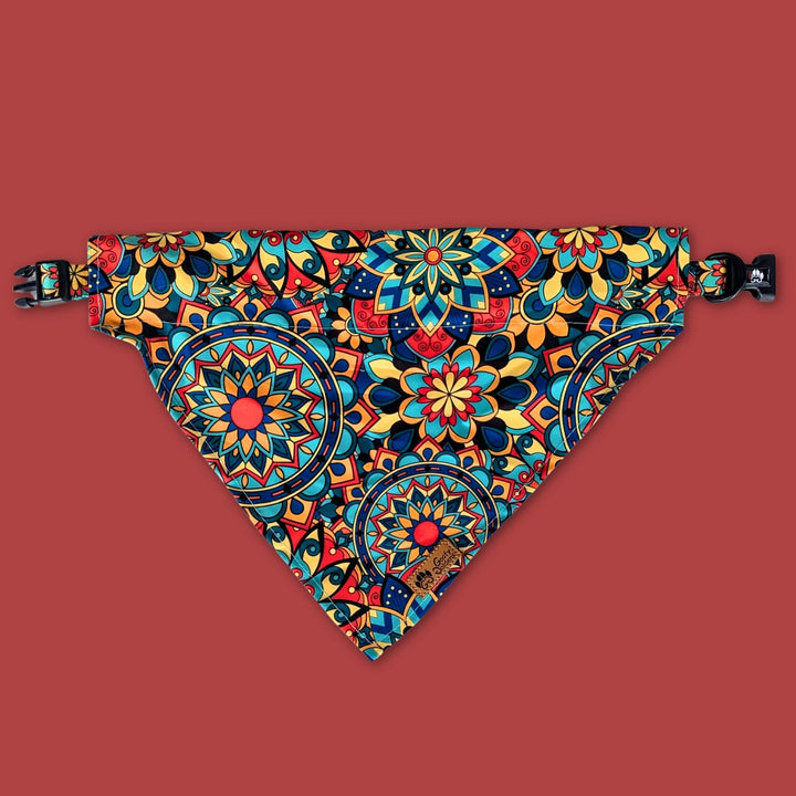 Collier bandana de la gamme Mandala présenté ouvert et posé. On voit ici les magnifiques motifs mandala aux mélanges de couleurs vert, bleu, rouge et jaune