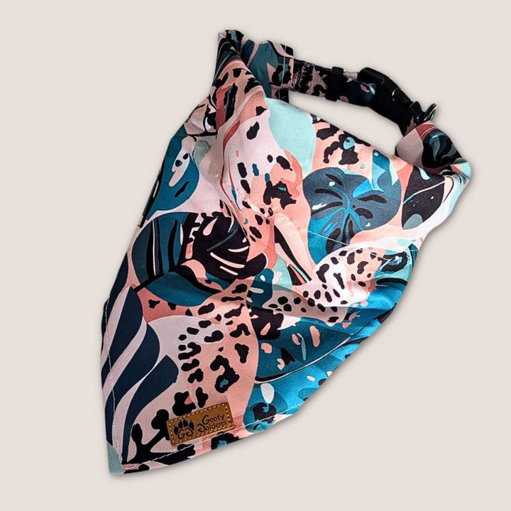 Collier bandana Savane présenté fermé , On distingue ici les superbes motifs et couleurs marron, beige et vert.