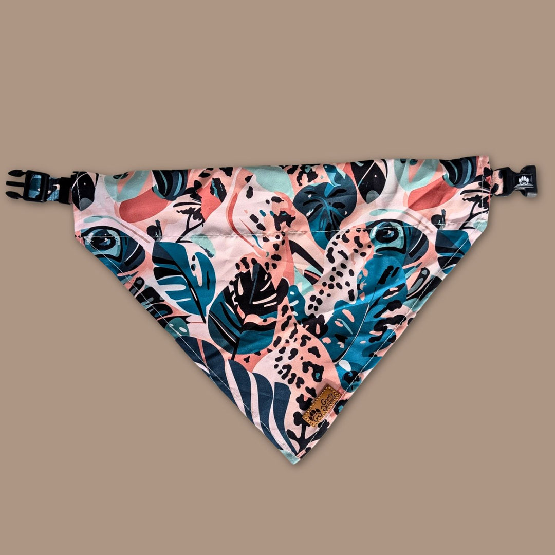 Collier bandana Savane posé et ouvert , nous montrant ses motifs feuillage et léopard aux mélanges de couelurs, marron, vert et beige.