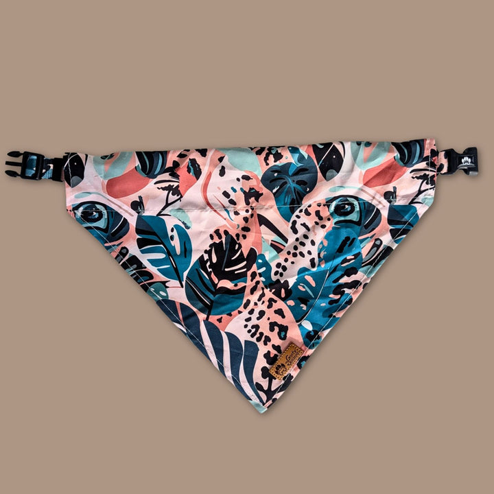 Collier bandana Savane posé et ouvert , nous montrant ses motifs feuillage et léopard aux mélanges de couelurs, marron, vert et beige.