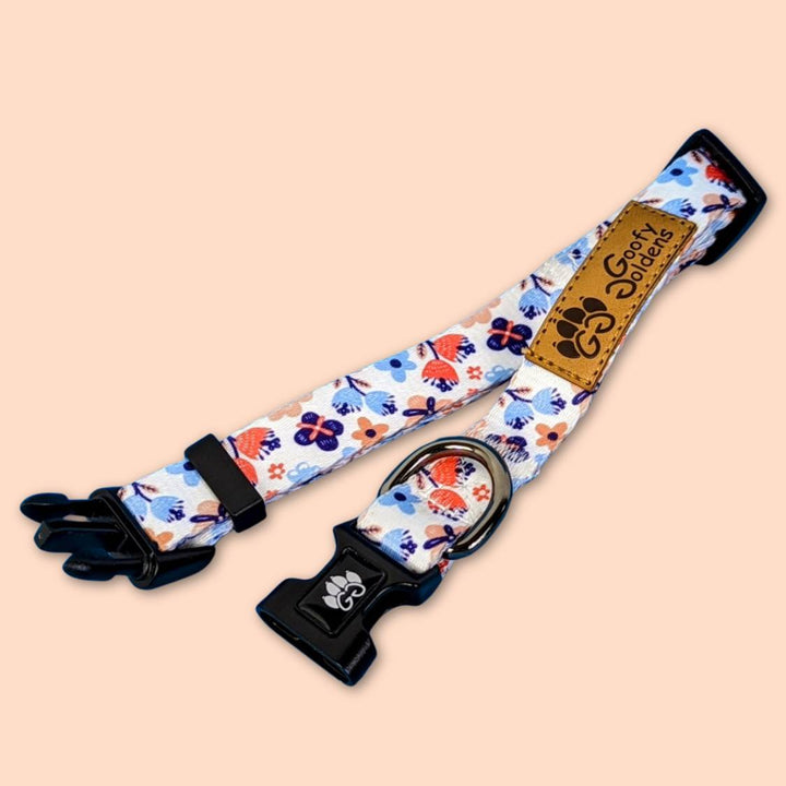 collier primtemps pour chien présenté ouvert pour présenter les différents motifs du collier.