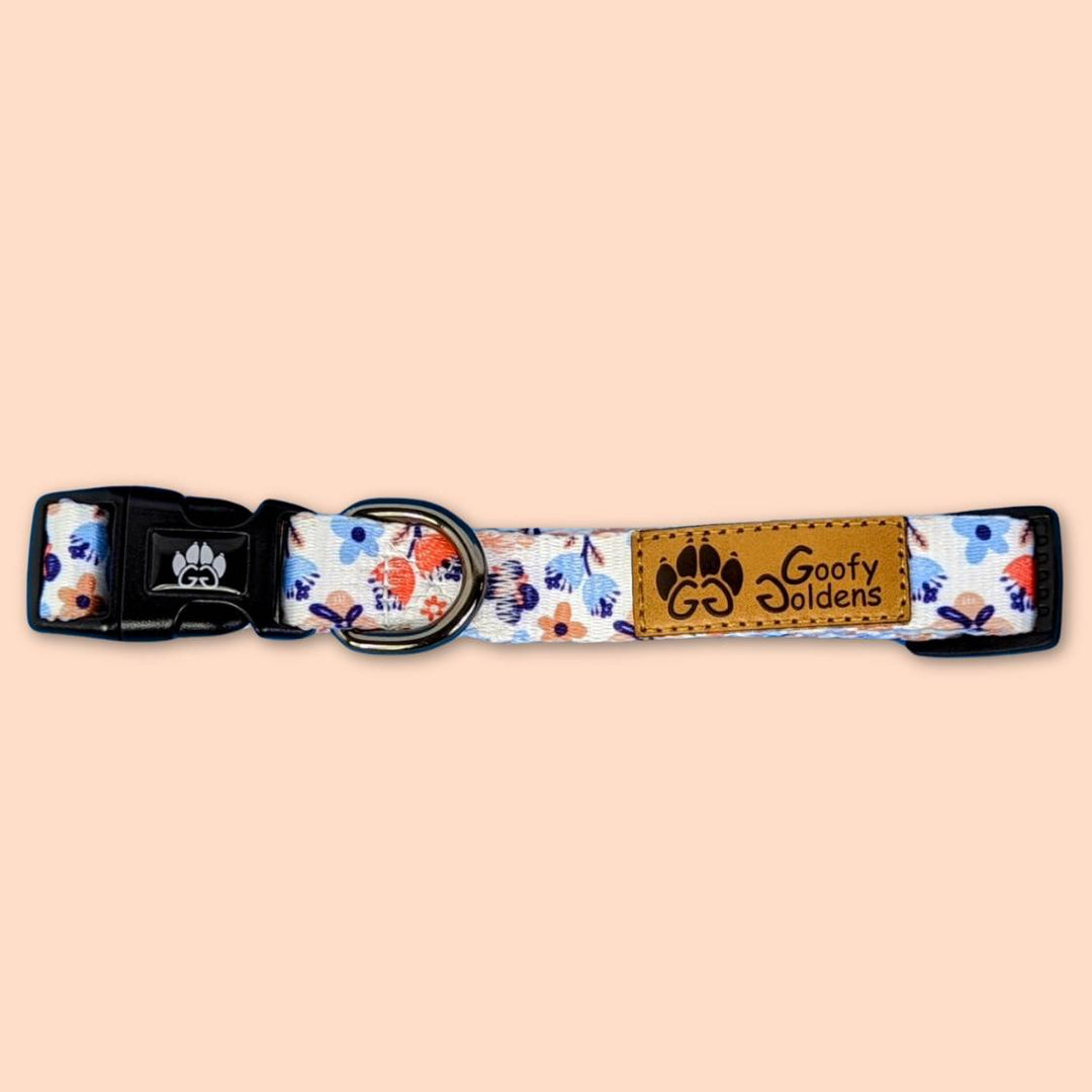 Collier chien de la collection Printemps ,aux fleurs bleues et oranges, montré de côté.