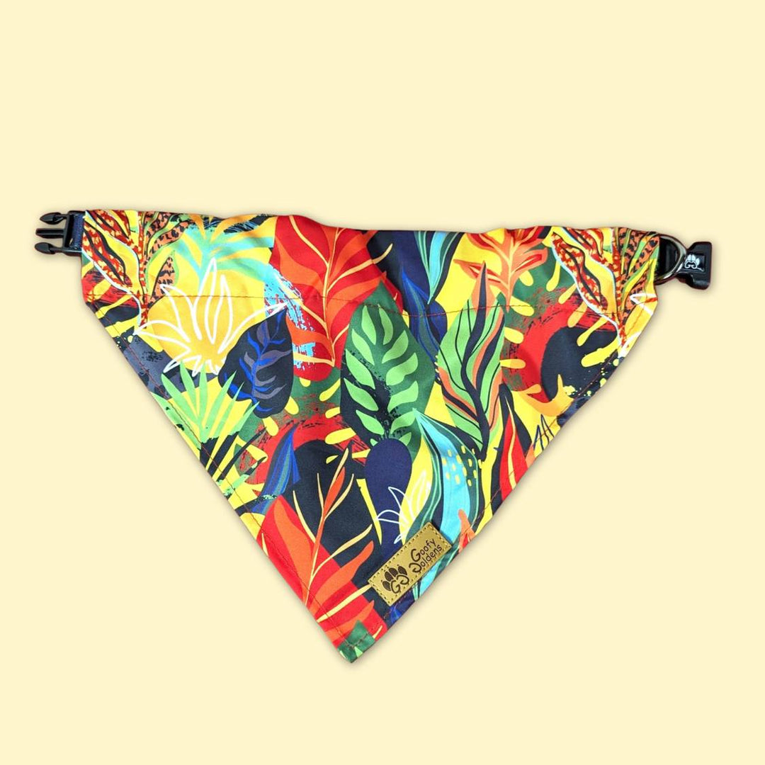 Collier bandana de la gamme tropical présenté ouvert et posé. on voit ici les magnifiques motifs et mélanges de couleurs vert, violet, rouge et jaune