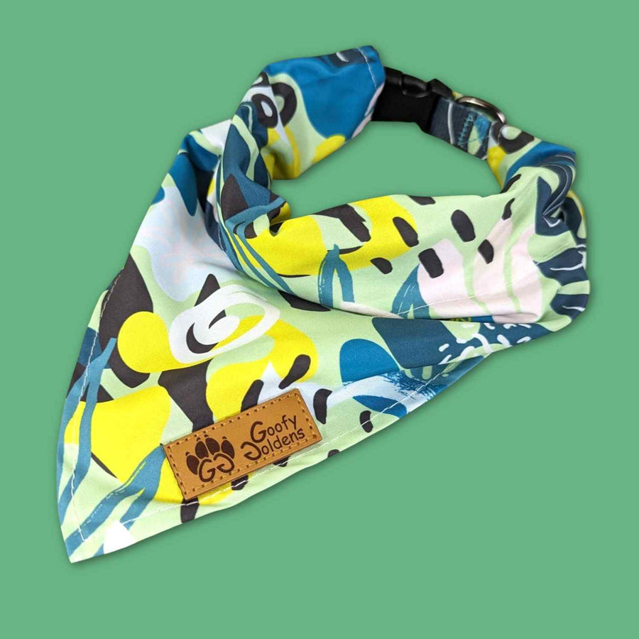 Coller bandana Récif présenté fermé . on distingue ici les superbes motifs et couleurs noir, jaune, vert et turquoise. 