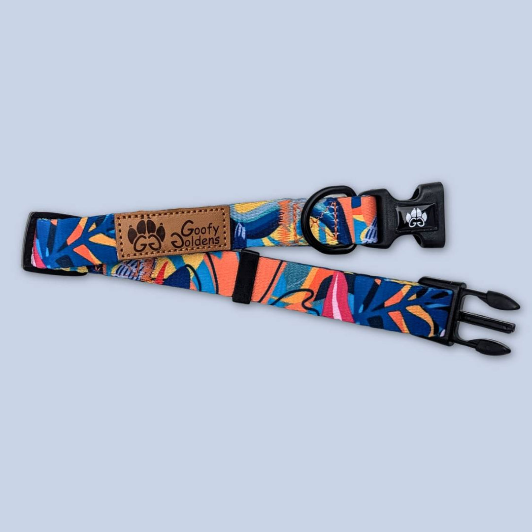Le collier Lagon présente un mélange harmonieux de bleu, rouge, orange, jaune et noir. Les différents systèmes d’attache y sont clairement visibles.