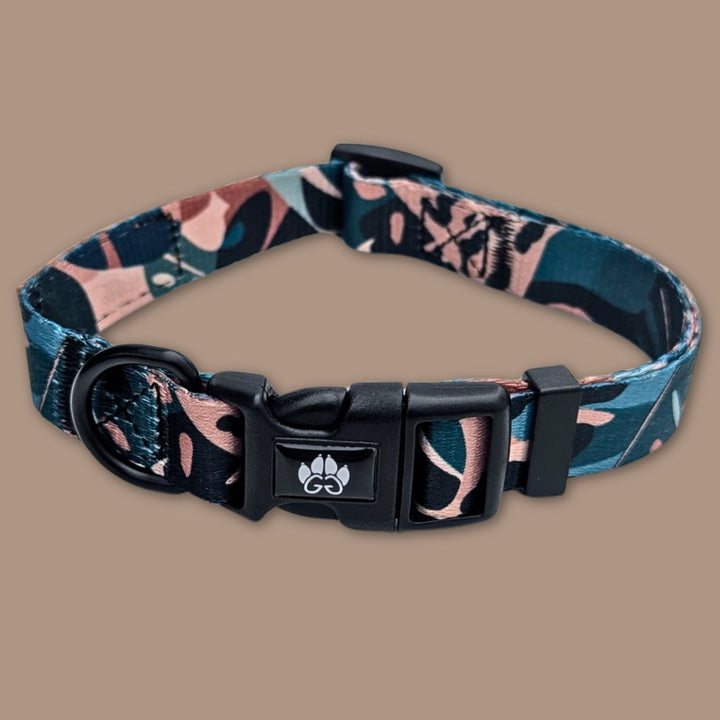 Gros plan sur la boucle de fermeture et l’anneau d’attache de la laisse Savane, ornée de motifs de feuillage et de taches de léopard dans un mélange de marron, vert et beige.