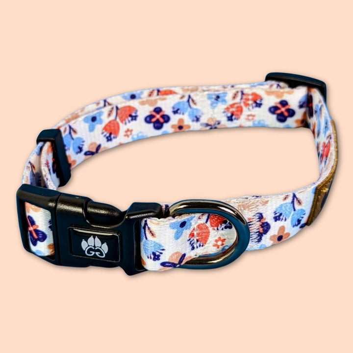 Collier pour chien collection Printemps de la marque Goofy Goldens. Joli collier solide aux motifs floraux bleu et orange
