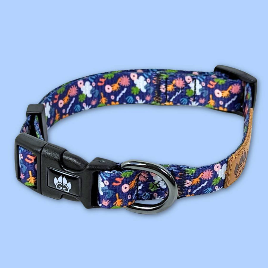 Collier pour chien Deep Agua présenté fermé et posé afin de distinguer la boucle de fermeture ainsi que l'annneau pour attacher la laisse ou la médaille