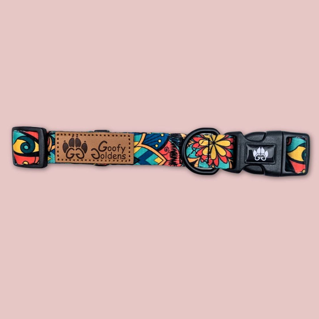 Collier Mandala de la marque Goofy Goldens, mettant en évidence l’anneau d’attache solide, la boucle de fermeture ornée du logo, ainsi que le système de réglage ajustable.