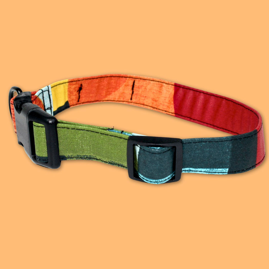 Collier en tissu pour chien de la collection Summer photographié de côté pour montrer les couleurs joyeuses d'été