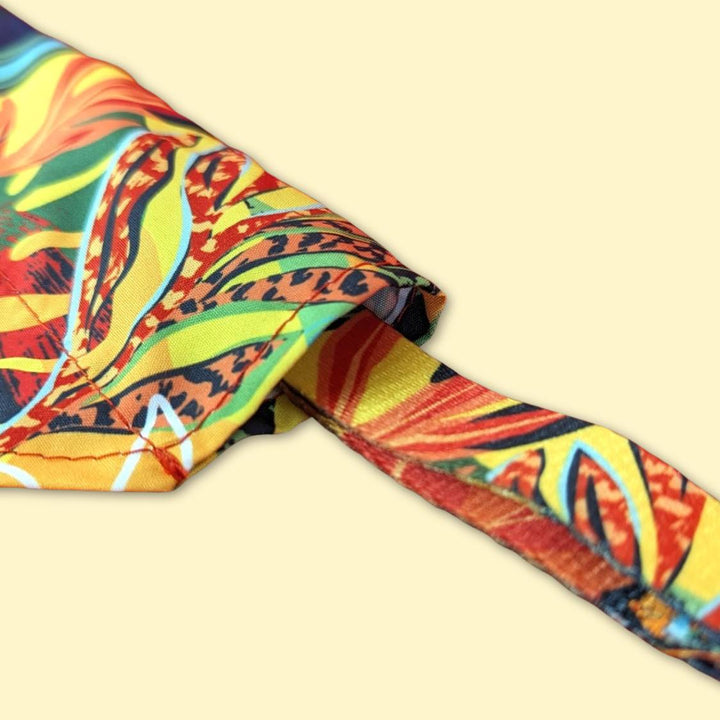 zoom sur le bandana Tropical avec un collier passant à l'intérieur pour montrer l'exemple
