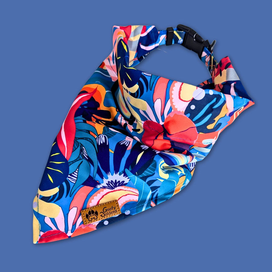 Collier bandana présenté posé et fermé. On voit ici les différents jolis motifs et couleurs de la collection Lagon