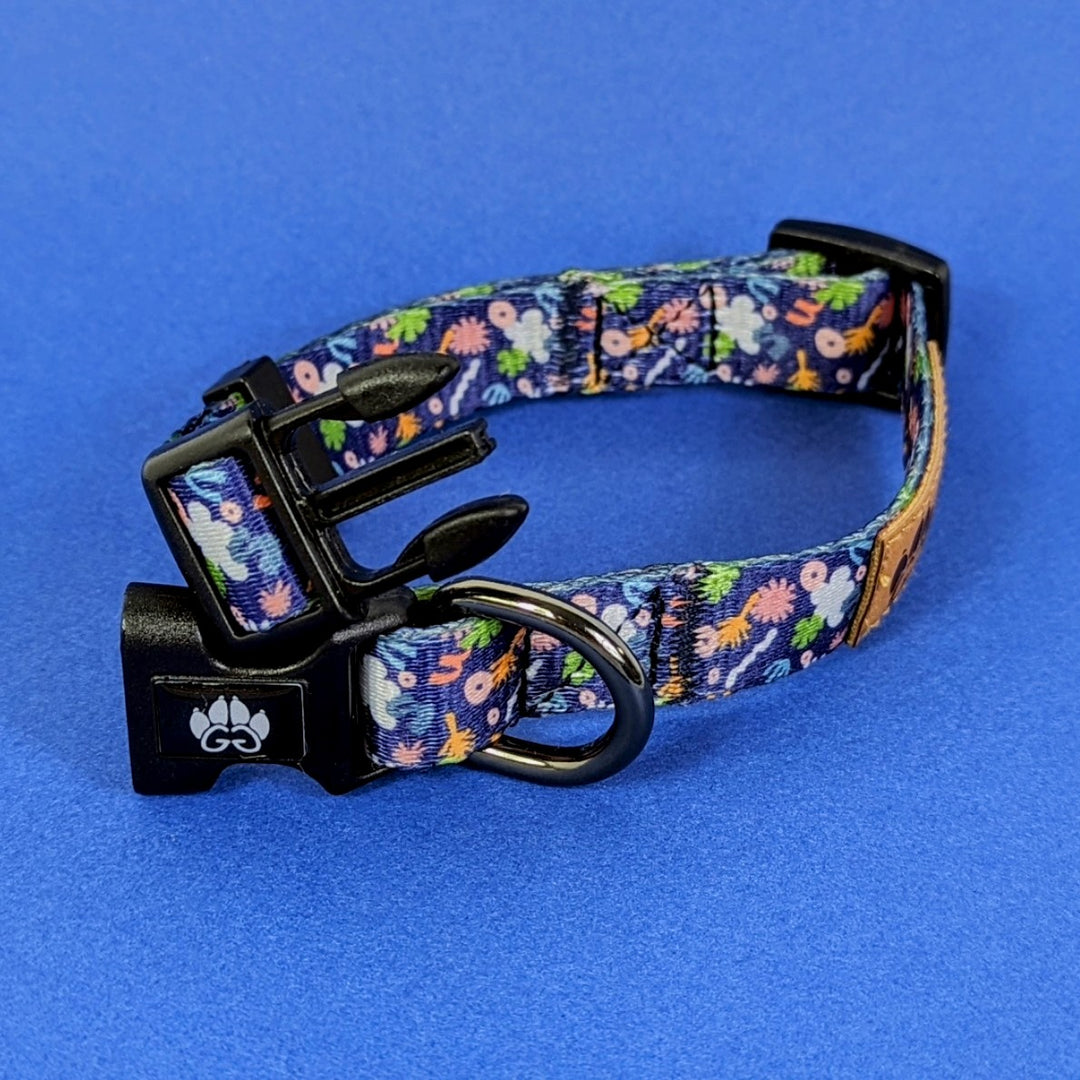 Collier pour chien de la collection Deep Agua de chez Goofy Goldens aux tons bleu, vert et orange avec boucle ouverte