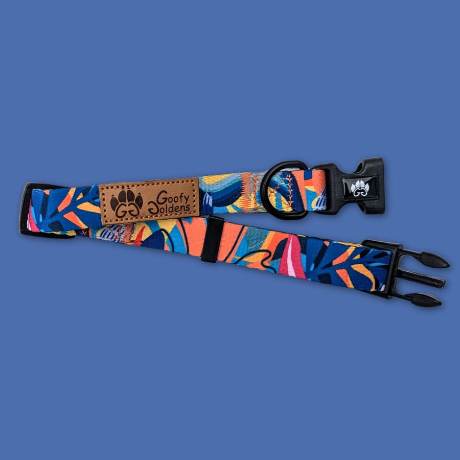 Le collier Lagon présente un mélange harmonieux de bleu, rouge, orange, jaune et noir. Les différents systèmes d’attache y sont clairement visibles.