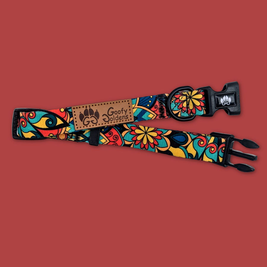 Collier Mandala aux mélanges graphiques de mandalas verts, rouges, jaunes et bleus.On y distingue clairement les différents systèmes d’attache.