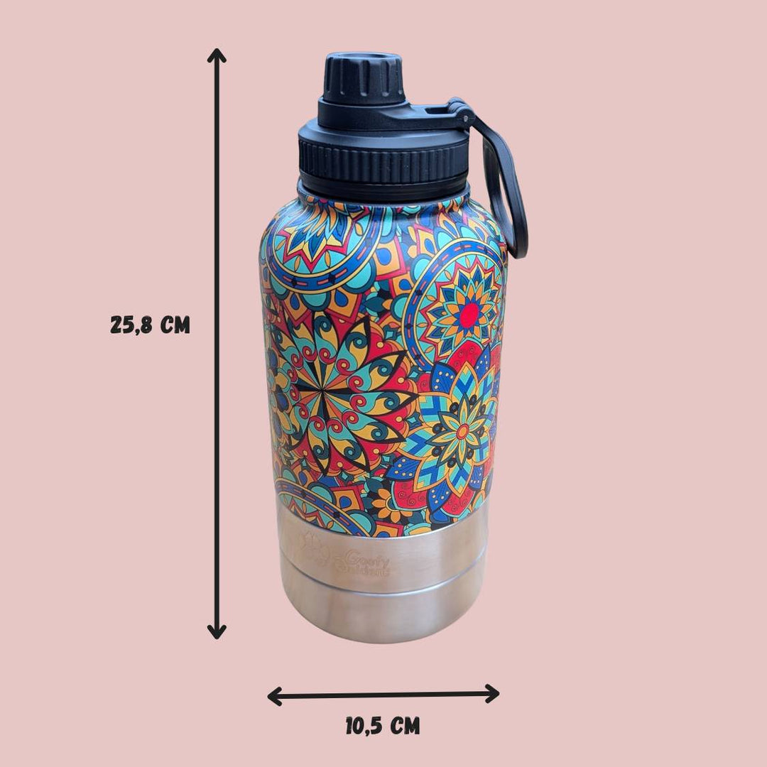 Gourde de la gamme Mandala, mesurant 25,8 cm sur 10,5 cm, spécialement conçue pour un transport facile et pratique.