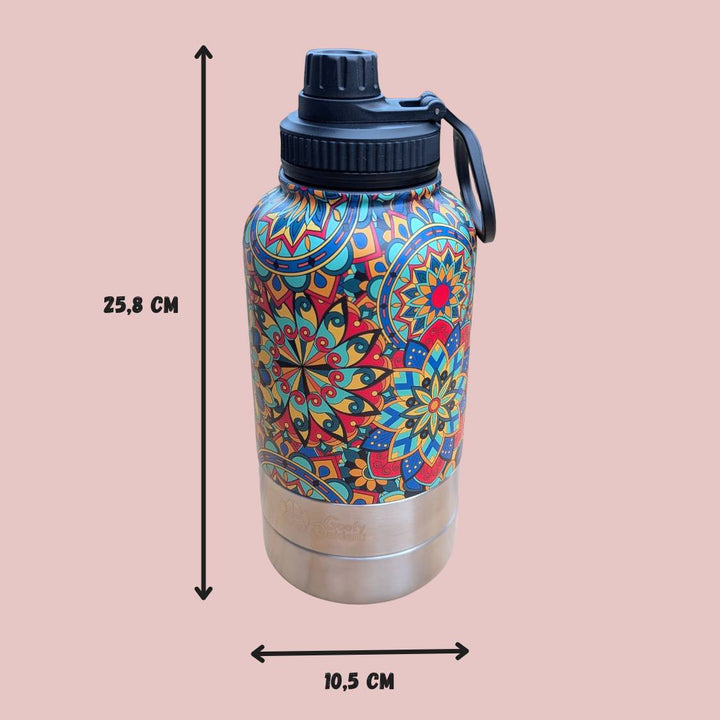 Gourde de la gamme Mandala, mesurant 25,8 cm sur 10,5 cm, spécialement conçue pour un transport facile et pratique.