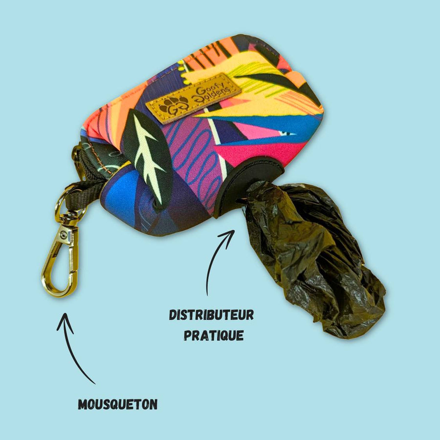 Mise en situation du sac qui sort du distributeur de sacs à cacas/friandises Panache de la marque Goofy Goldens.