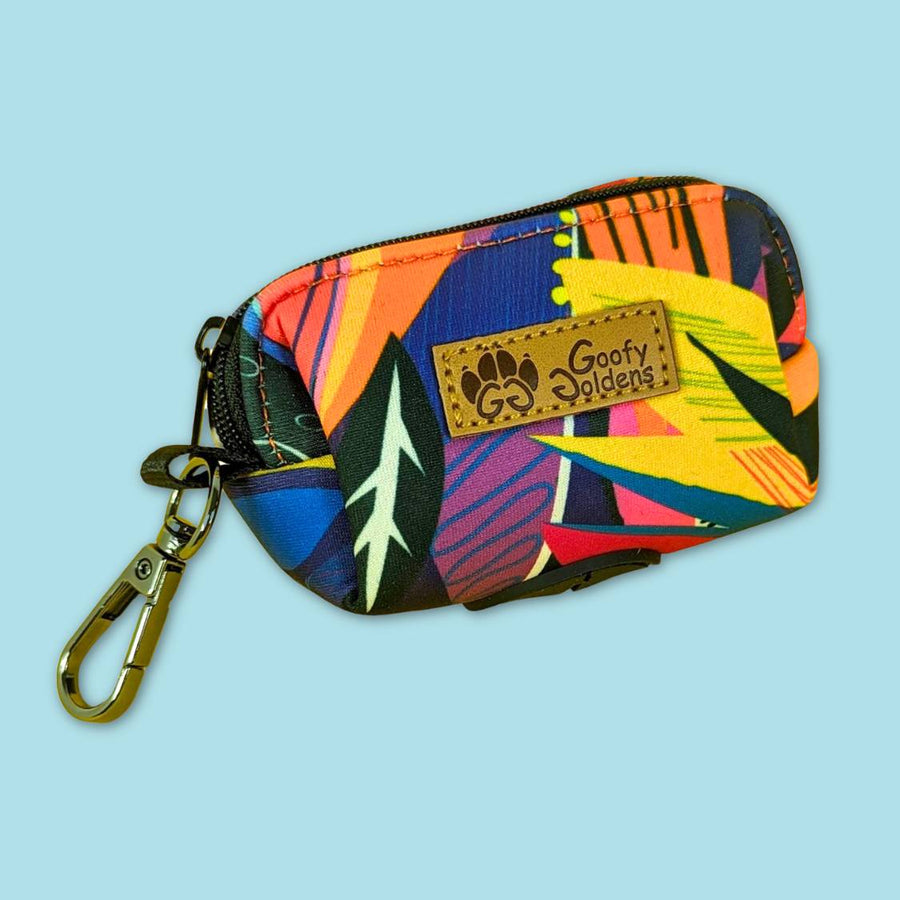 Distributeur de sacs à cacas/friandises Panache de la marque Goofy Goldens. Il présente une fermeture éclaire et un anneau en alliage pour pouvoir l’accrocher à la laisse. 