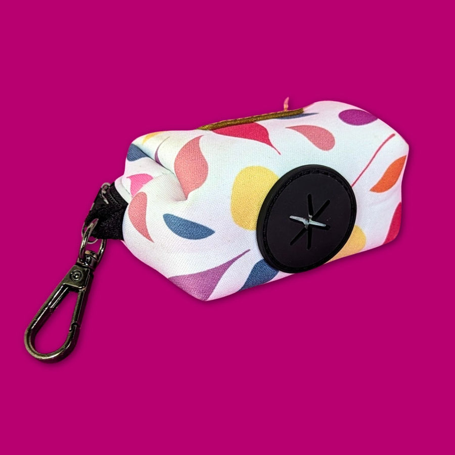 mousqueton et sortie silicone de la pochette de sacs à crottes pour chiens de la collection Pétales 