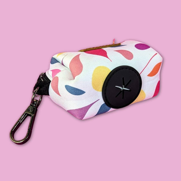 mousqueton et sortie silicone de la pochette de sacs à crottes pour chiens de la collection Pétales 