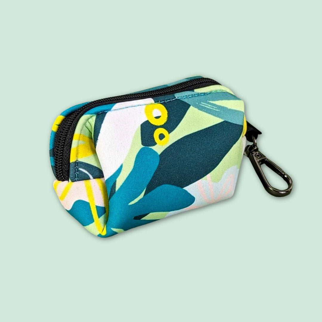 Distributeur sacs à cacas/friandises vue de dos. Le sac arbore des formes abstraites et tendance. 