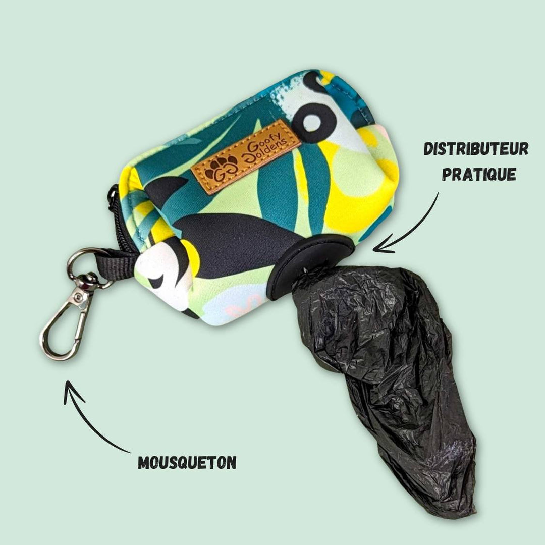 Distributeur de sacs à cacas Récif de la marque Goofy Goldens. La photo présente la mise en situation avec un sac qui sort du trou en silicone prévu à cet effet.