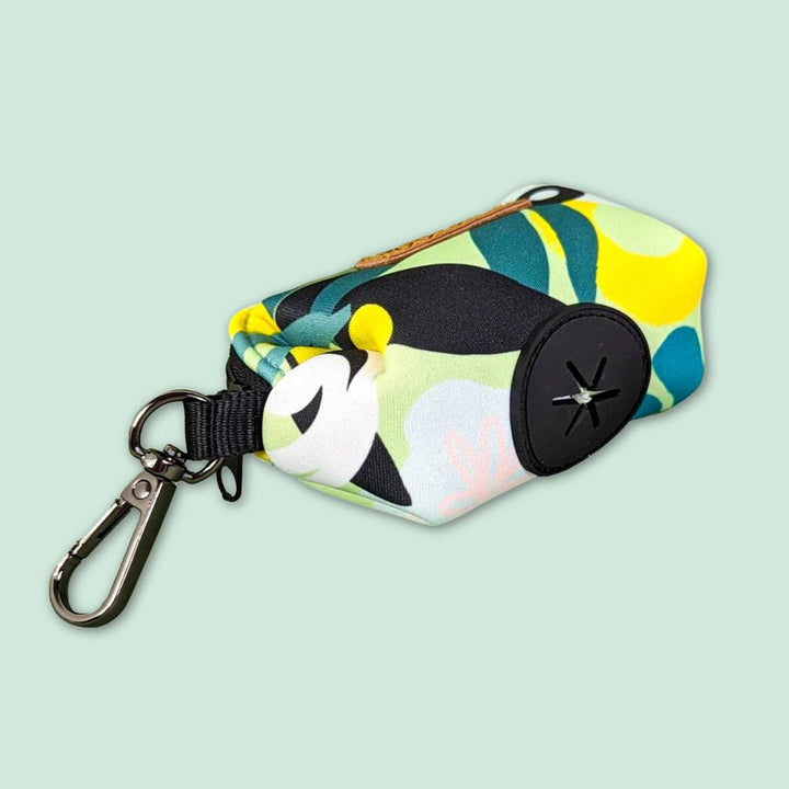 Distributeur de sacs à cacas/friandises Récif allongé montrant d'où sortent les sacs. Le trou est en caoutchouc et est conçu pour faciliter l'utilisateur. 