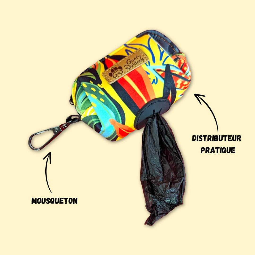 Mise en situation du distributeur de sacs à crottes Tropical avec un sac qui sort du trou en caoutchouc prévu à cet effet.