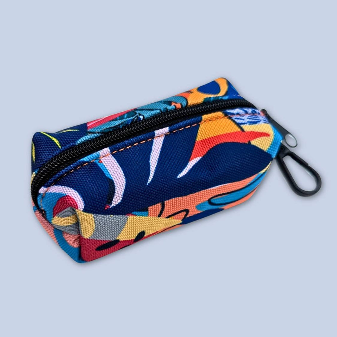 Zoom sur la fermeture éclair et l'attache du distributeur de sacs à déjections et friandises de la gamme Lagon.