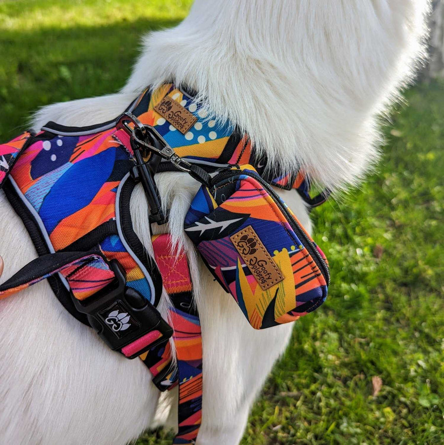 Zoom sur la pochette de sacs à déjections pratique, accrochée au dos du harnais de la collection Panache aux couleurs bleu, orange, violet jaune et fuschia