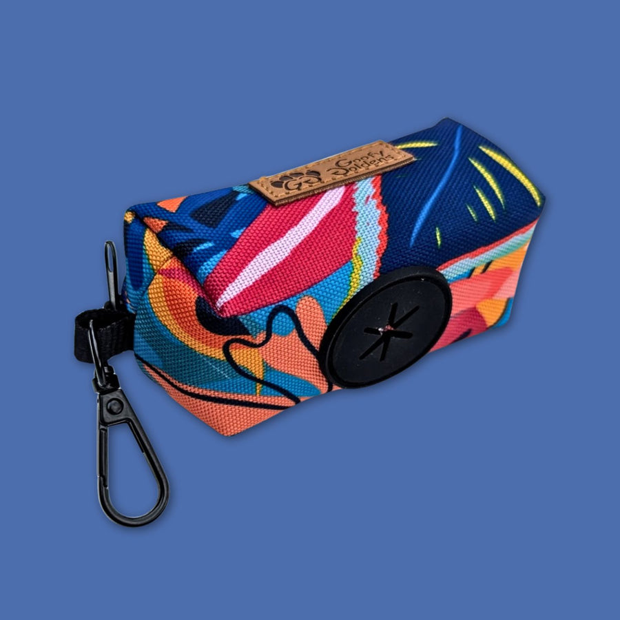 Gros plan sur l'ouverture en caoutchouc du distributeur de sacs à crottes et friandises de la gamme Lagon, accompagné de son anneau d'attache pratique.